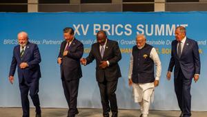 Johannesburg, Sudáfrica, 23 de agosto de 2023.- Los presidentes de Brasil, Luiz Inacio Lula da Silva; China, Xi Jinping; Sudáfrica, Cyril Ramaphosa; India, Narendra Modi; y el ministro de Exteriores ruso, Sergei Lavrov en la cumbre BRICS. 