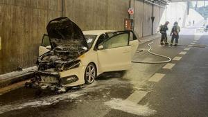 Un vehículo incendiado en la Ronda de Dalt