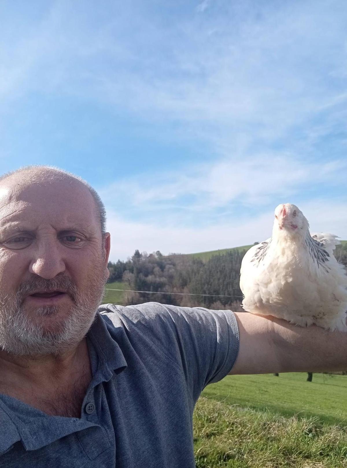 Fernando Álvarez "Cañón" con una gallina.
