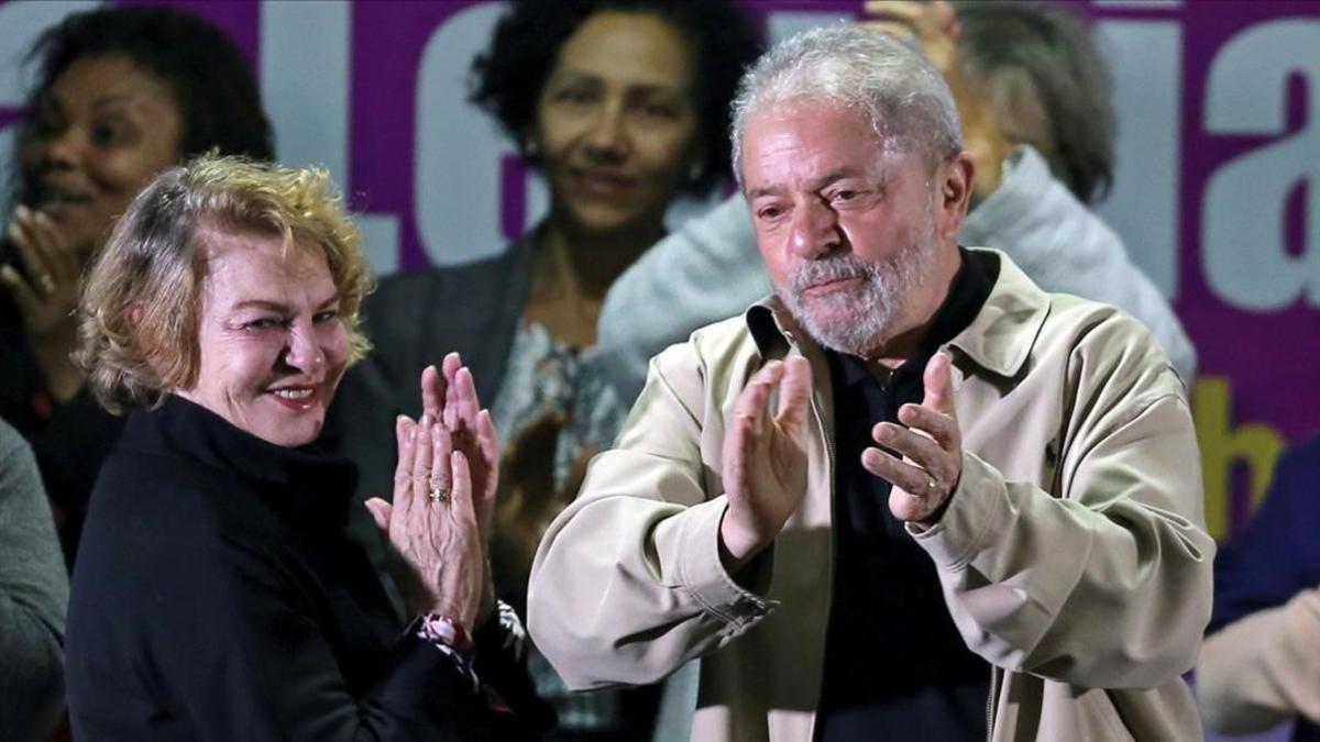 El expresidente Lula da Silva y su mujer Marisa Leticia en un acto político el pasado mes de agosto en Brasil.
