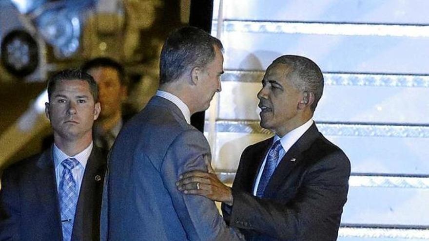 El rei Felip VI rebent Barack Obama a la base de Torrejón de Ardoz, ahir
