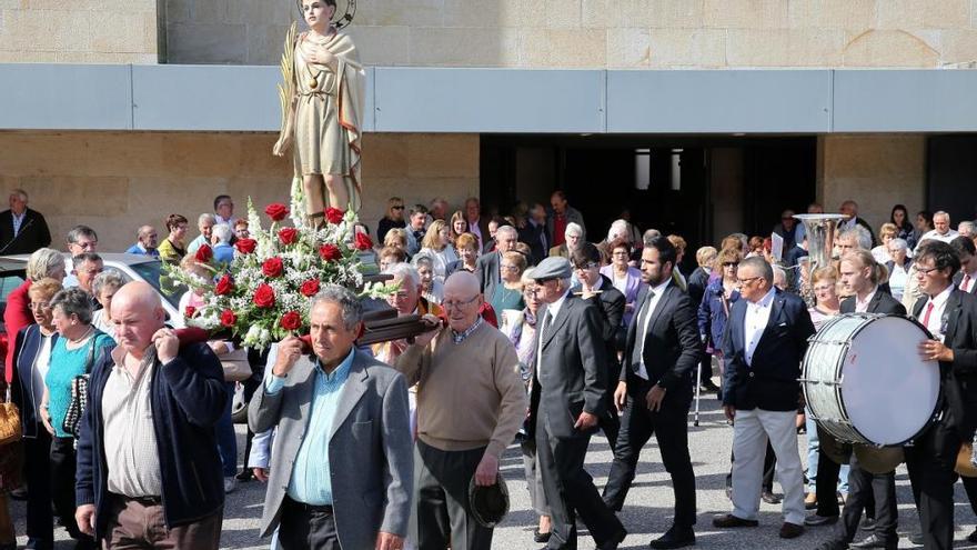 La procesión de San Fausto, esta mañana, en la salida de la iglesia parroquial de Chapela. / Marta G. Brea