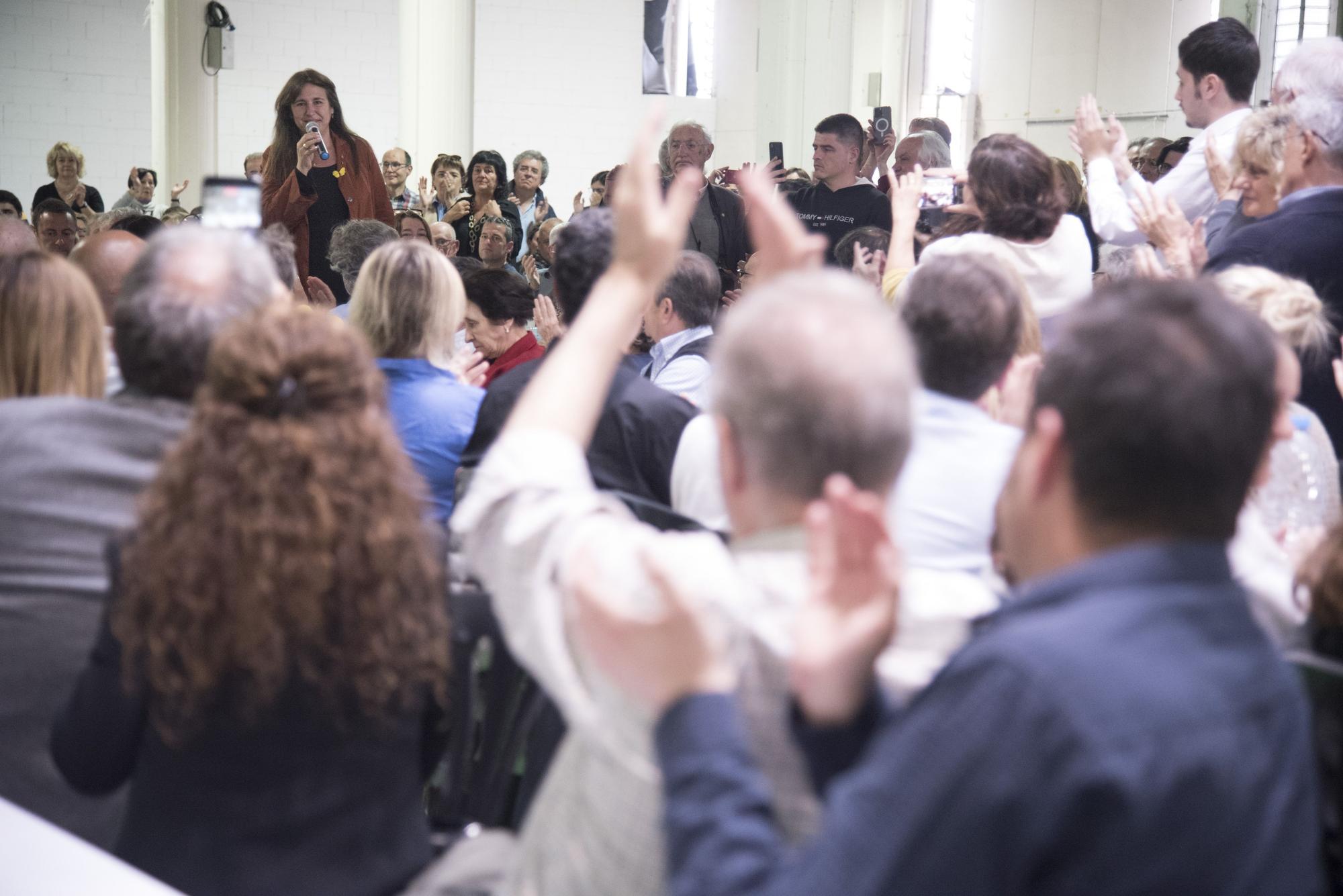 Laura Borràs es estimada en un acte amb els seus afins a Manresa