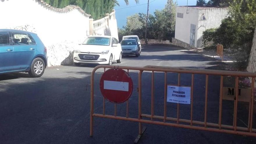 Xàbia prohíbe aparcar coches en  la calle de acceso a la cala Ambolo