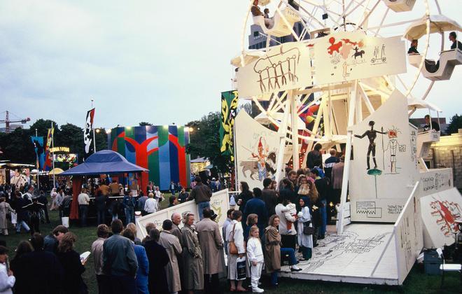 Visitantes esperando para subir a la noria de Basquiat en 1987