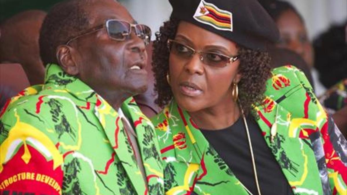 Robert Mugabe y su esposa, Grace, en un evento deportivo en Zimbabue el pasado mes de junio.