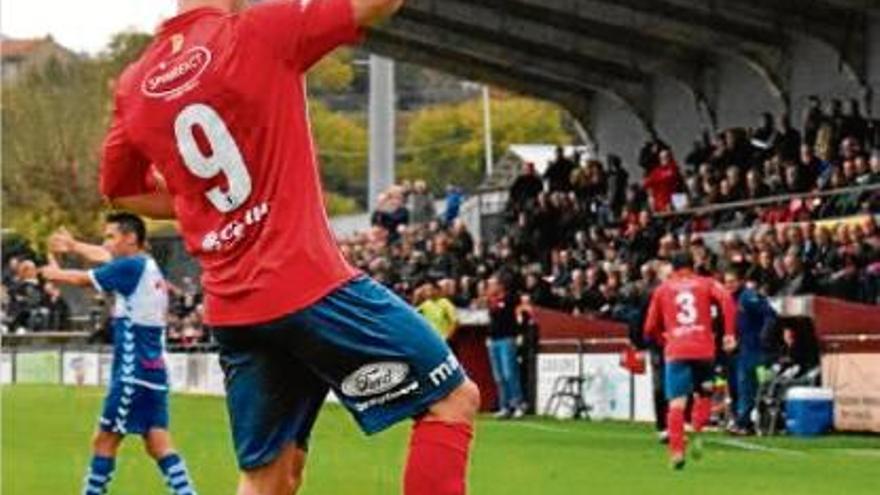 Marc Mas celebra un dels quatre gols que va marcar a la tarda d&#039;ahir contra el filial del Sabadell.