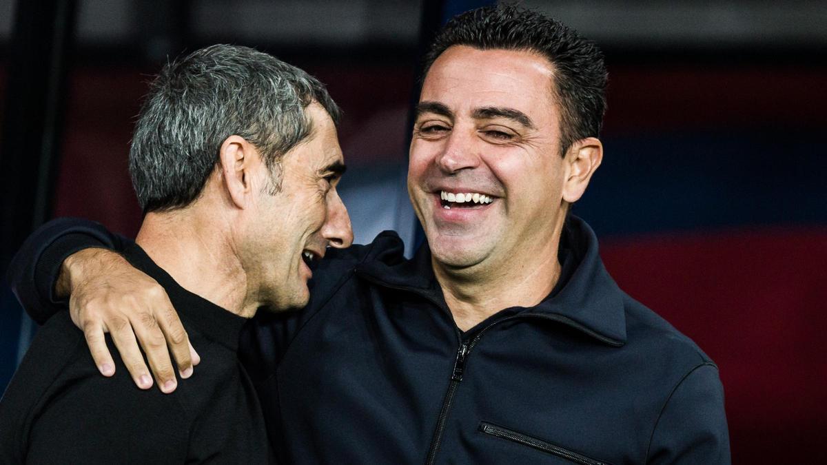 Ernesto Valverde y Xavi Hernandez bromean antes del Barça-Athletic.