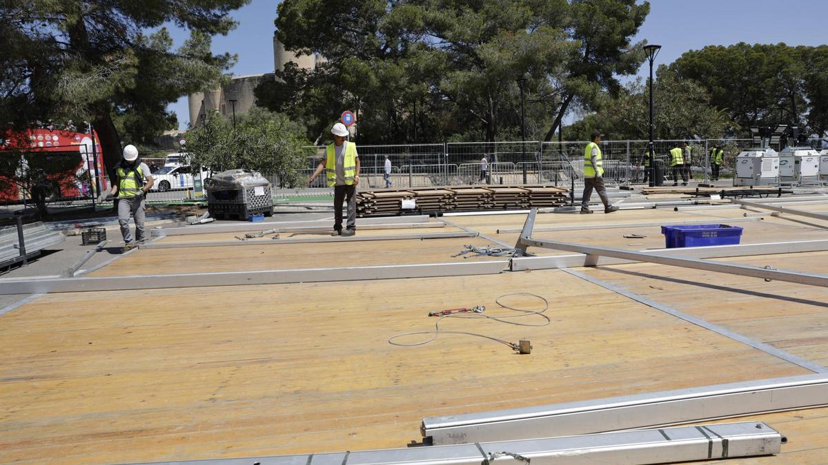 Inicio de los trabajos de montaje para la presentación de Louis Vuitton en el Castell de Bellver.