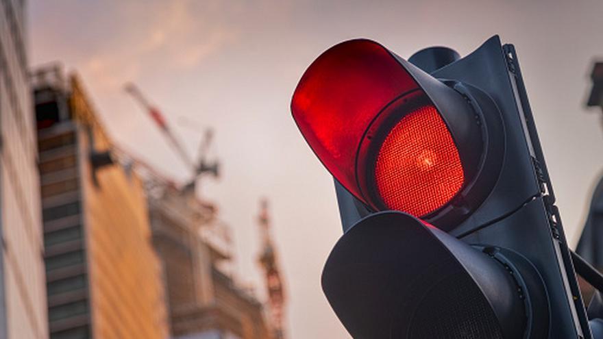 Estos son los 5 gestos que debes evitar ante un semáforo en rojo