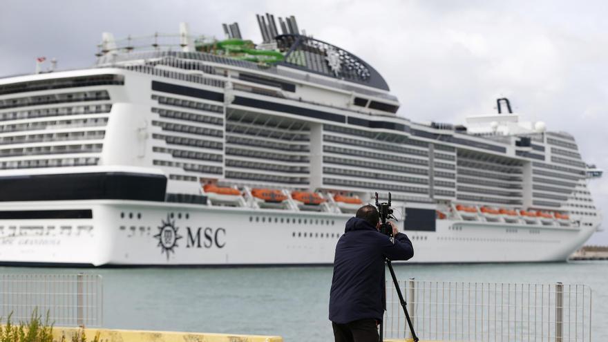 Kreuzfahrtschiff mit Covid-Fällen an Bord legt in Palma an