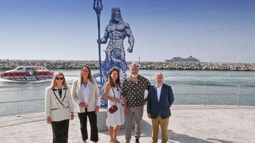 Presentación, ayer, de la escultura de Poseidón en Puerto Banús.