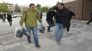 Arriben als jutjats del Vendrell la caixa forta i els maletins.