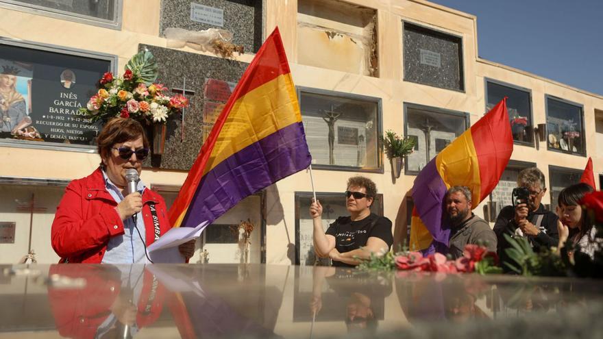 Homenajean en la Región a las víctimas de Franco por el Día de la República