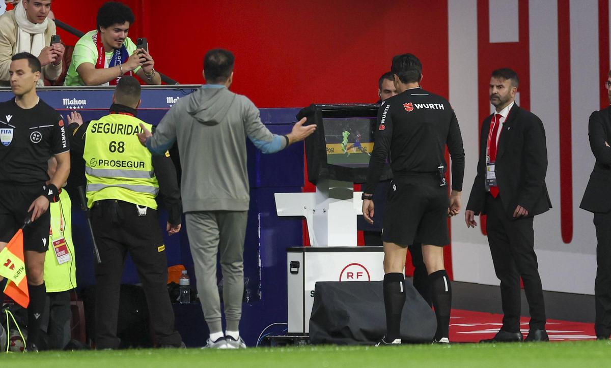 Dos llamados del VAR serán penalizados, según Fouto