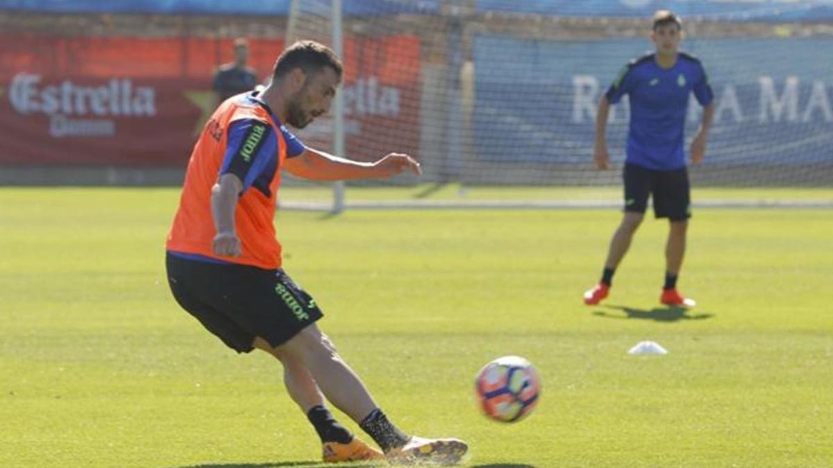 Arbilla, ya tocando balón con el grupo en la sesión matinal de este martes