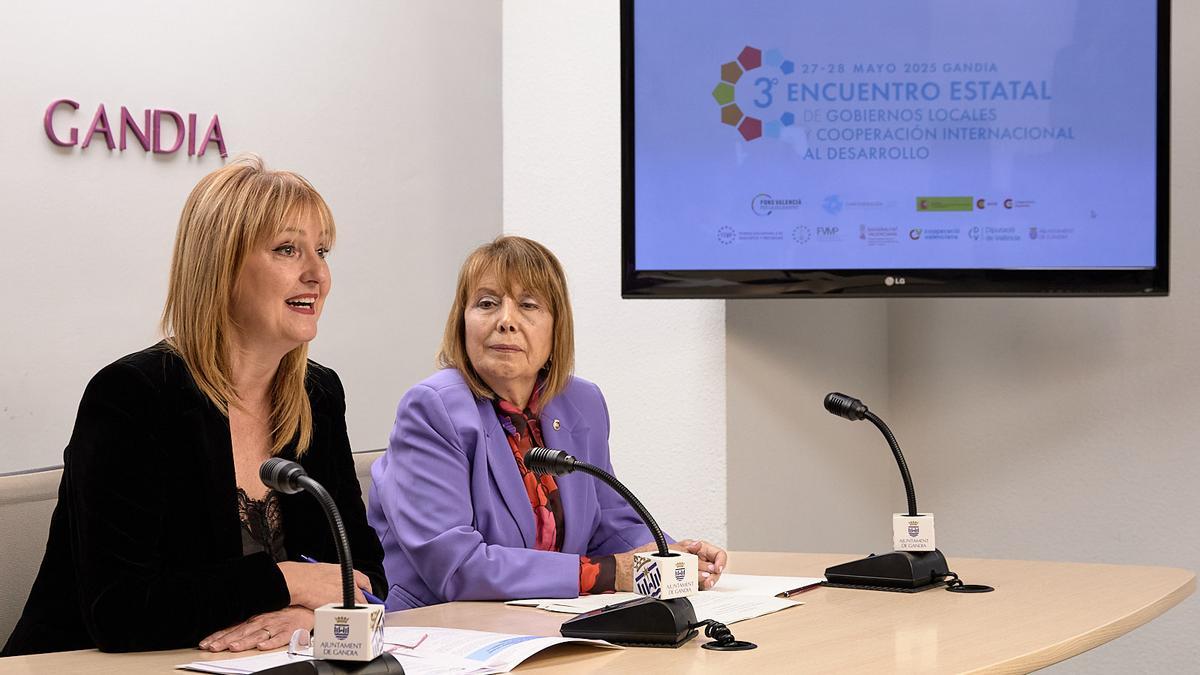 Liduvina y Xelo Angulo en la rueda de prensa de presentación III Encuentro Estatal de Gobiernos Locales y de Cooperación Internacional al Desarrollo,
