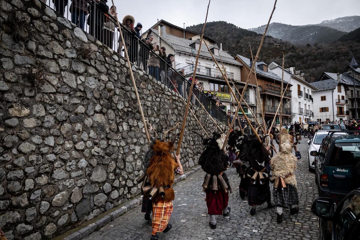 En imágenes I La localidad de Bielsa celebra su tradicional Carnaval