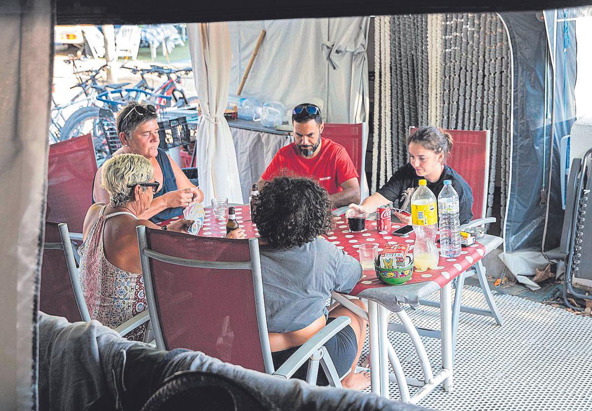 Una família a un càmping de Platja d’Aro.