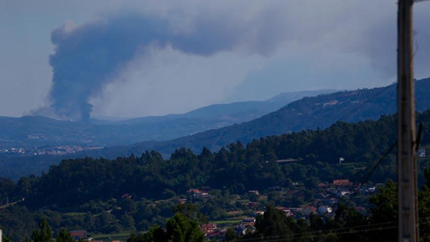 Vista desde Puxeiros de enormes columnas de humo al otro lado del Miño. // NICK