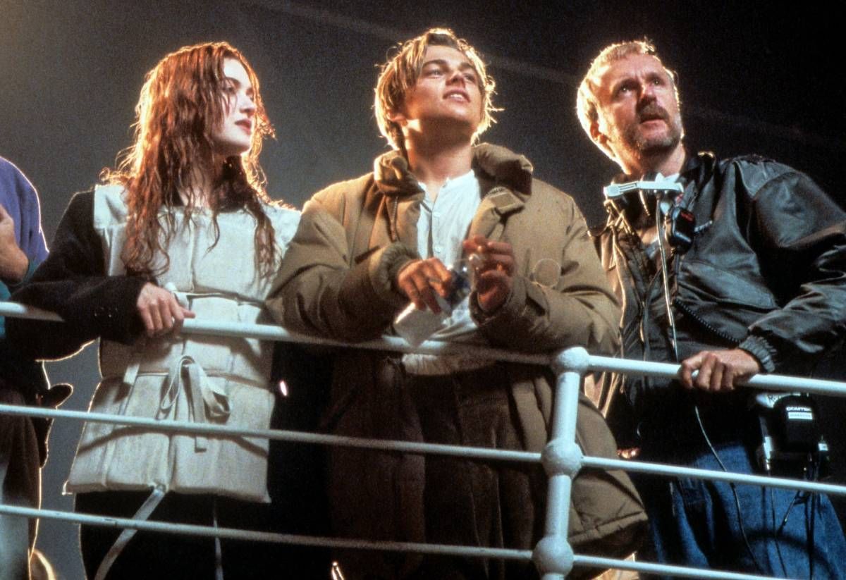 Kate Winslet, Leonardo DiCaprio y el director James Cameron durante el rodaje de 'Titanic'