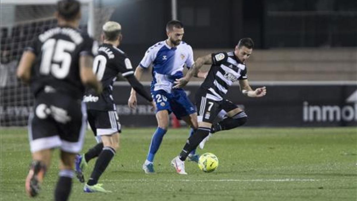 Rubén Castro disputando un balón con Grego, del Sabadell