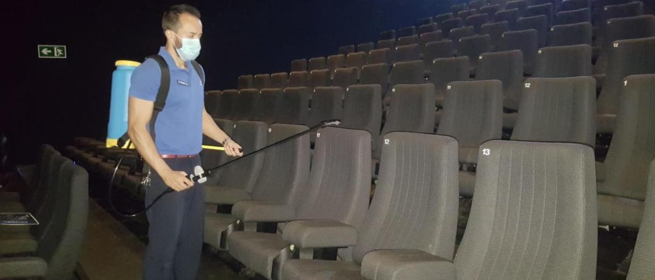 Limpieza de las butacas con nebulizador en los cines Kinépolis.