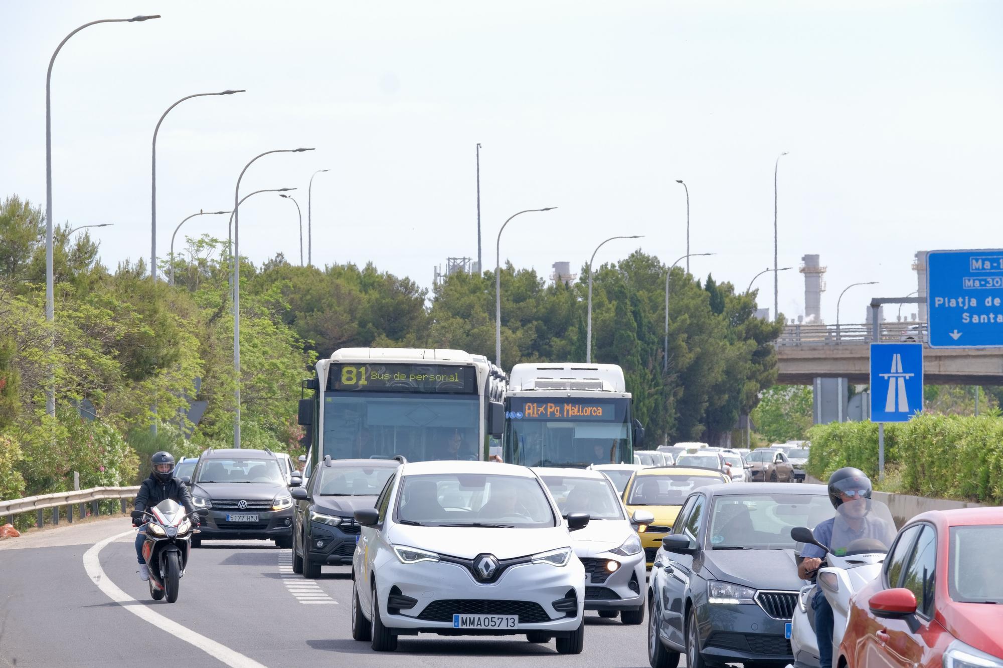 Las fotos del monumental atasco en los accesos a Palma por un autobús averiado en el carril VAO