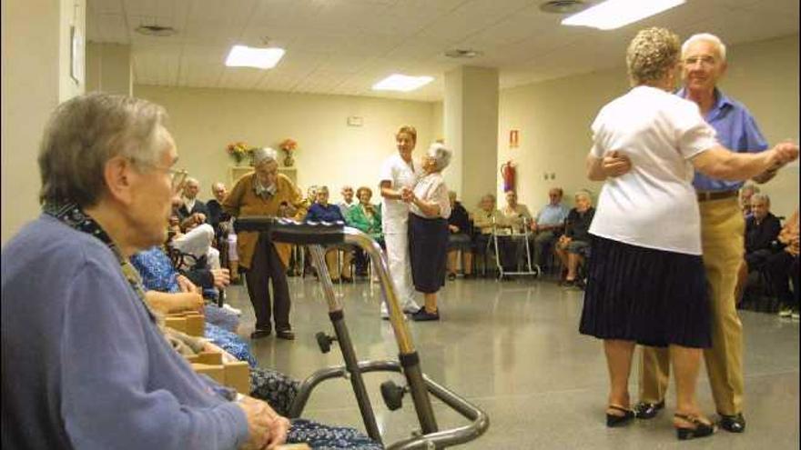 Mujeres válidas y asistidas de la residencia mixta en uno de los bailes que integran la programación de actividades