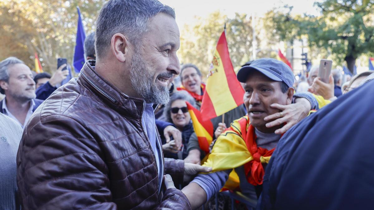 El líder de Vox, Santiago Abascal, saluda a los asistentes a la manifestación contra la amnistía.
