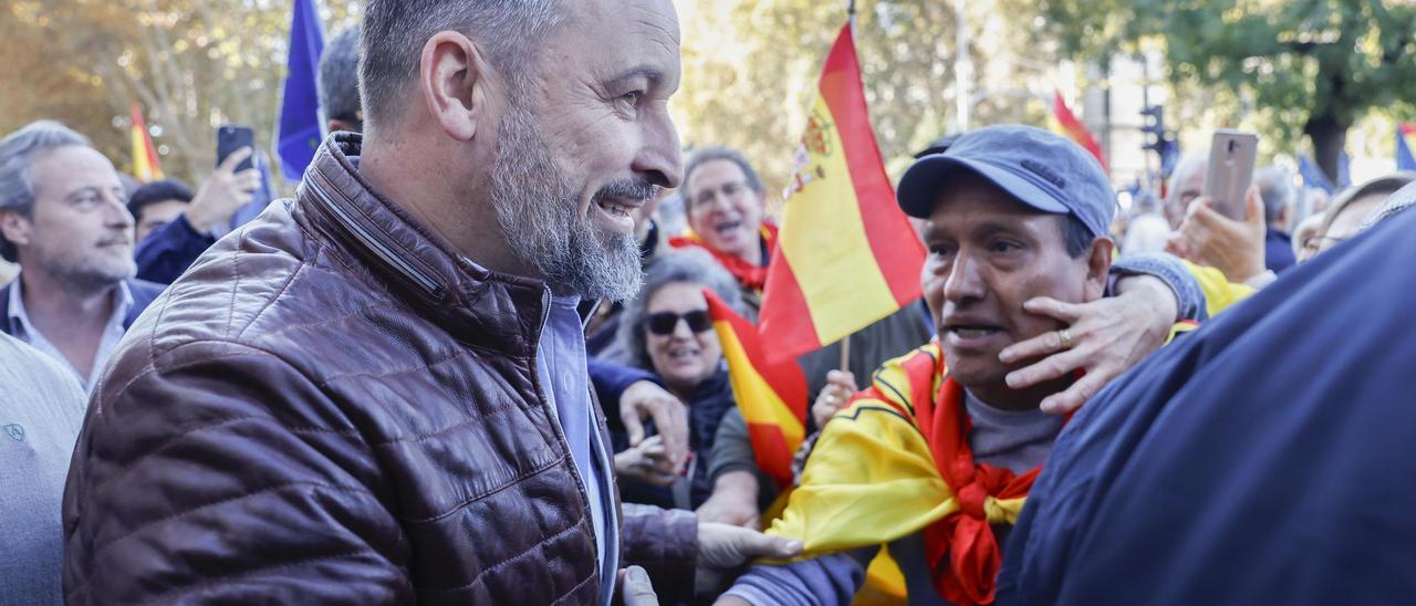 El líder de Vox, Santiago Abascal, saluda a los asistentes a la manifestación contra la amnistía.