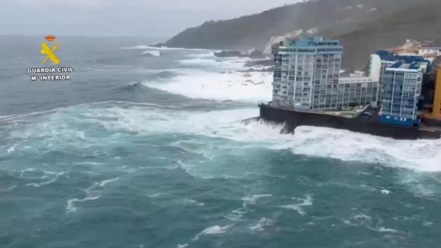 Buscan a una mujer que cayó al mar junto a su perro en la noche del miércoles en Tenerife