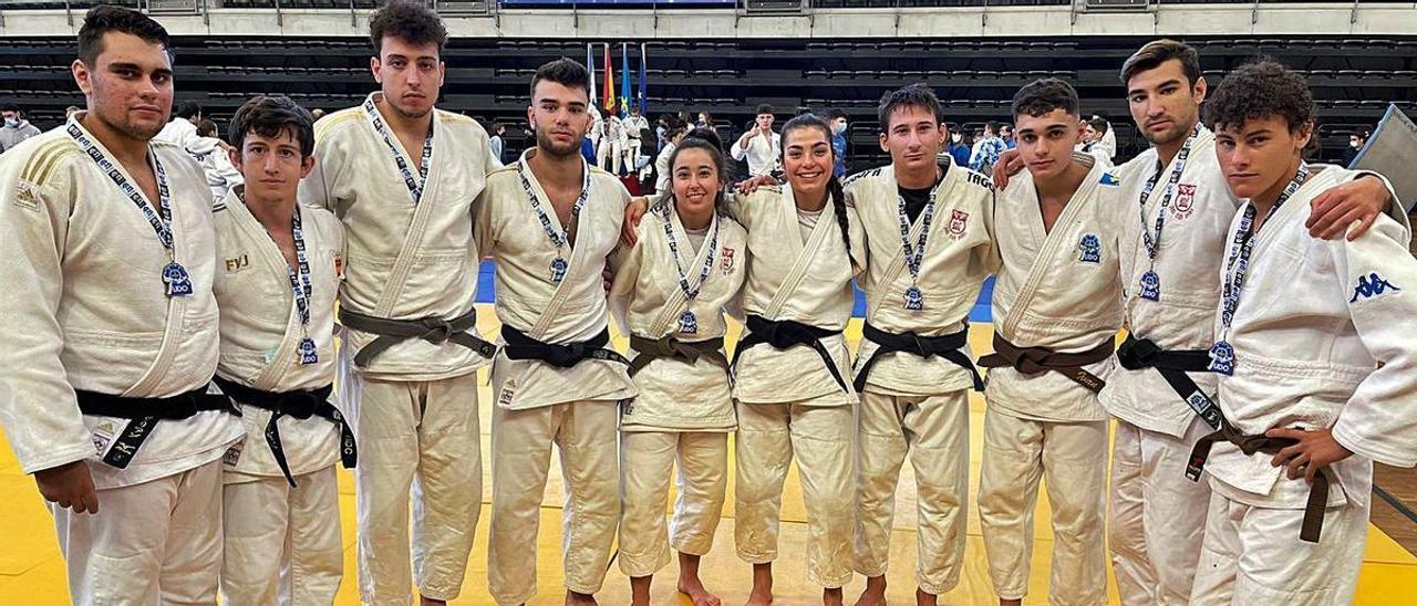 Por la izquierda, Adrián González, Adrián Imedio, Pablo Menéndez, Iyán Llope, Alejandra Pérez, Alba Barreiro, Javier Raz, Iván González, Fernando Fresnedo y Mikel González. | Judo Avilés