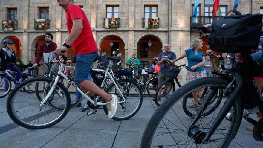 Los ciclistas, antes de tomar la salida para callejear por Avilés, concentrados en la plaza del Ayuntamiento.