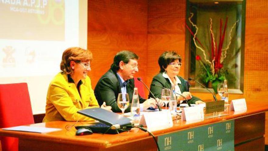 Por la izquierda, Pilar Varela, Eduardo Donaire y Pilar Rodríguez, ayer, en la clausura de la Jornada de MCA-UGT.