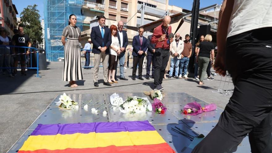 Barcala reivindica el homenaje municipal al bombardeo del Mercado entre reproches a los ausentes