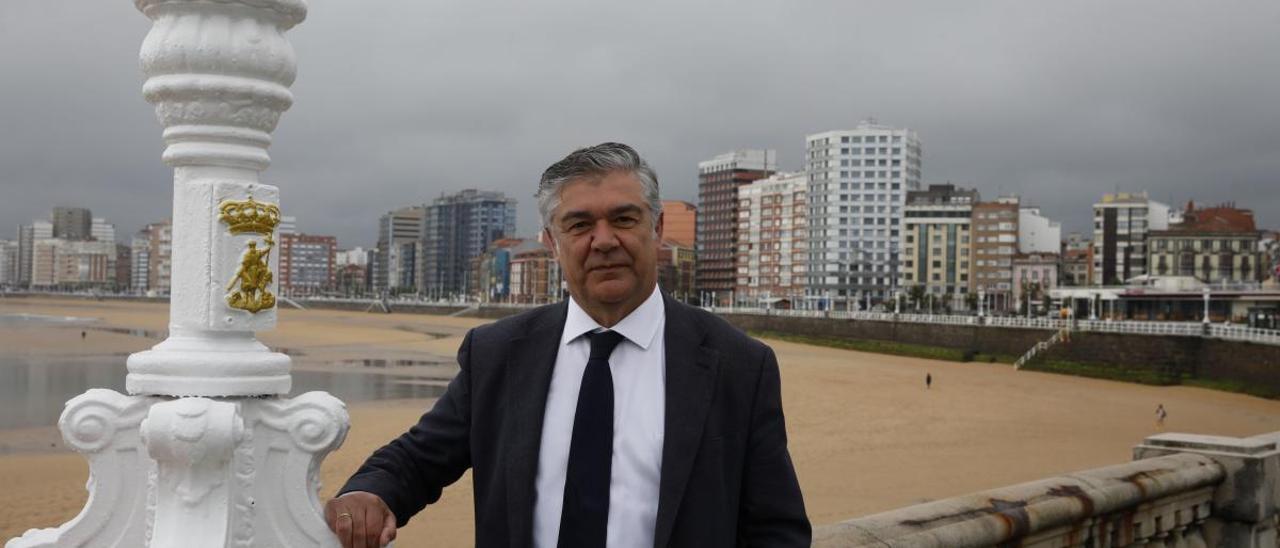 Eladio de la Concha, con la playa de San Lorenzo al fondo.