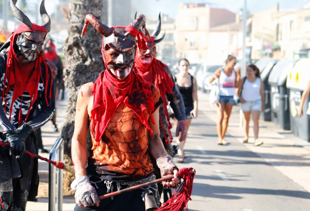 Los ‘dimonis’ del pasacalles del Molinar divirtieron a bañistas, paseantes y clientes