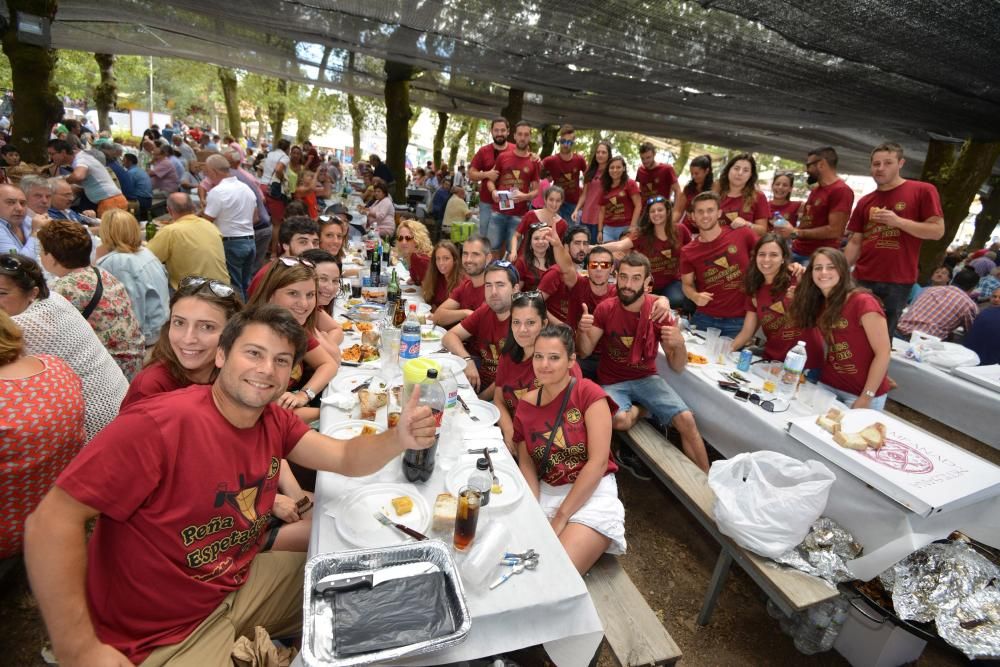 Moraña fue hoy el templo del carneiro ao espeto, plato que degustaron los vecinos y los visitantes acompañado de empanadas de zorza o bacalao con pasas