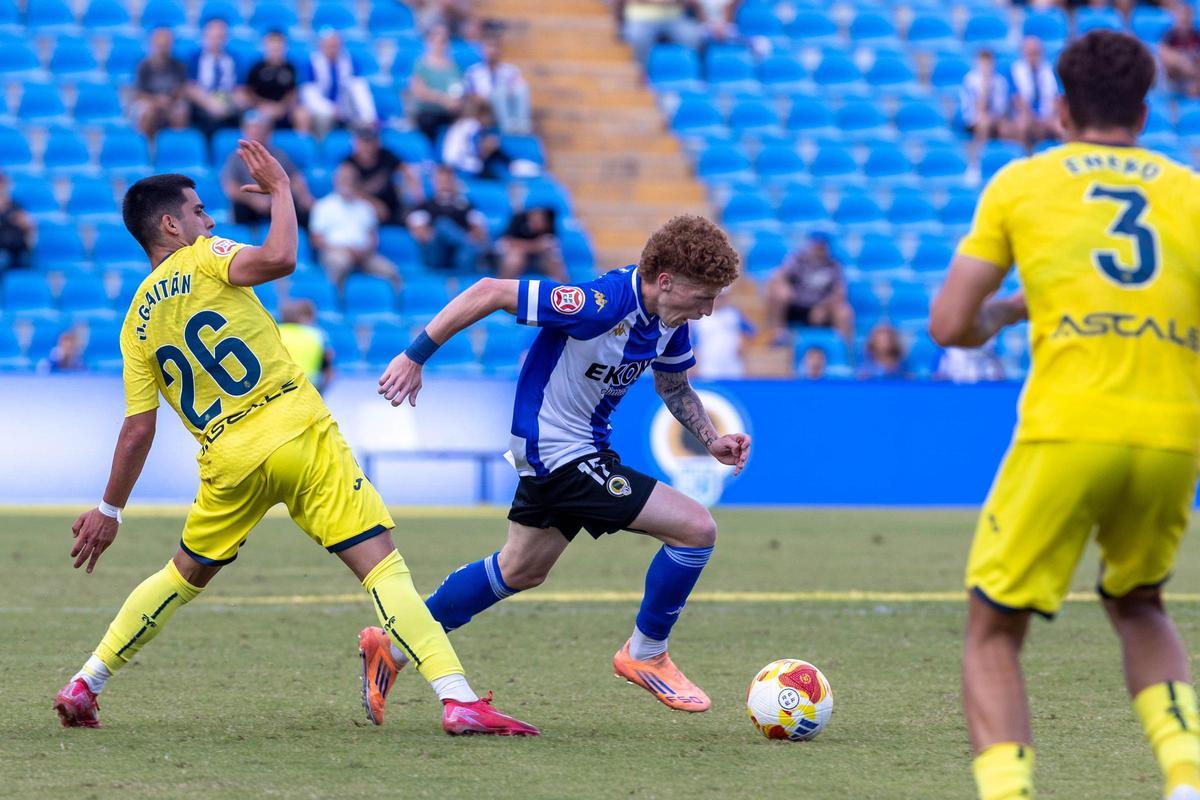 Jeremy de León intenta librarse de la marca durante un partido con el Hércules en el Rico Pérez.