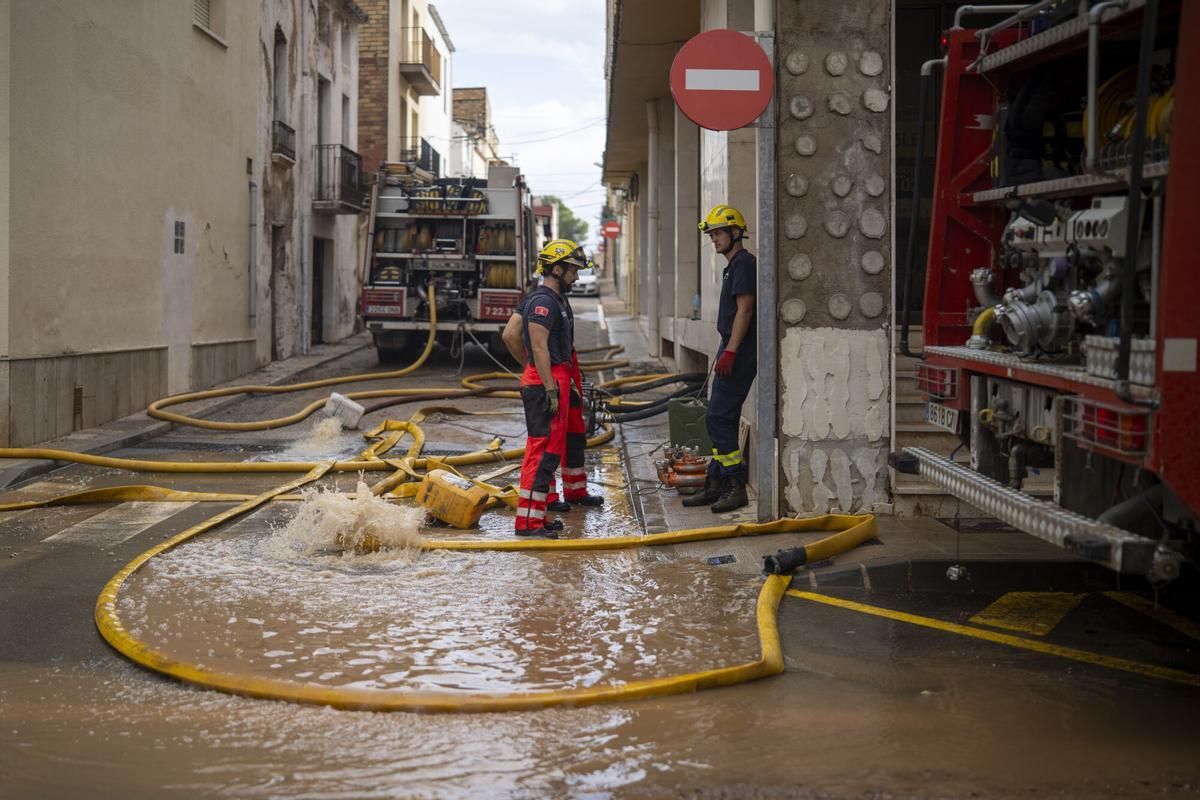 Los bomberos tratan de achicar agua de una zona inundada, a 2 de octubre de 2026, en Tarragona, Catalunya (España). El Ayuntamiento de Barcelona ha activado la alerta del Plan Municipal de Emergencia por insuficiencia drenante ante la previsión de lluvias este fin de semana en la ciudad. En un comunicado de este viernes, el consistorio ha recomendado revisar los tejados de los edificios, desconectar aparatos eléctricos y retirar muebles de los exteriores, entrar a casa animales de compañía, guardar productos tóxicos y tener a mano móvil, cargador, medicamentos, ropa de abrigo y documentación personal. 02 OCTUBRE 2026;LLUVIA;INUNDACIONES;CATALUÑA;BOMBEROS Lorena Sopêna / Europa Press 02/10/2026. Lorena Sopêna