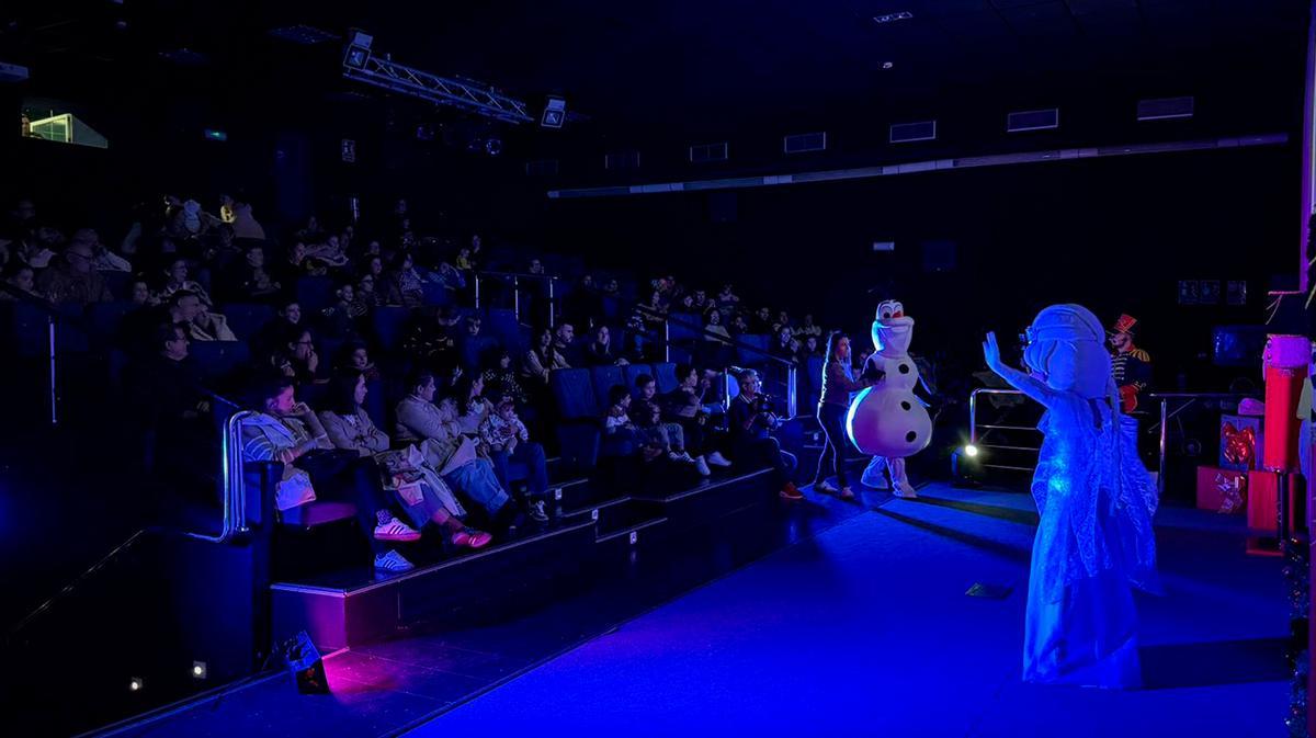 Nochevieja Infantil en Onda bajo techo por la lluvia.