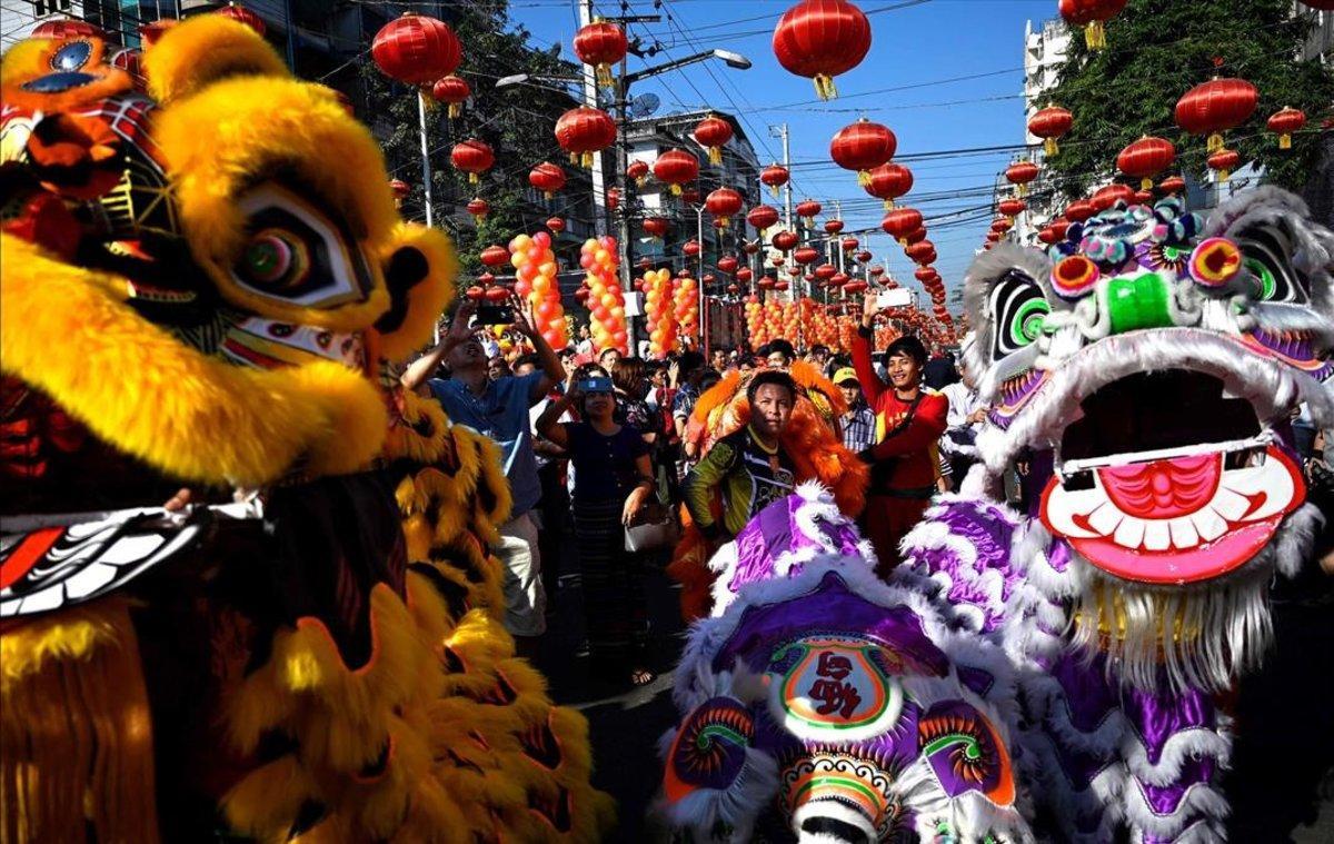 Leones danzantes en las celebraciones de Rangún, Myanmar.