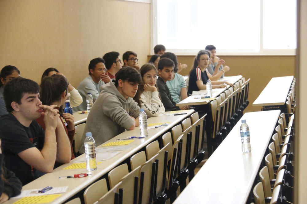 Estudiants que avui fan les PAU a la Facultat de Ciències Econòmiques de la Universitat de Girona (UdG) a punt de començar els exàmens de les Proves d'Accés a la Universitat (PAU) el 12 de juny de 20