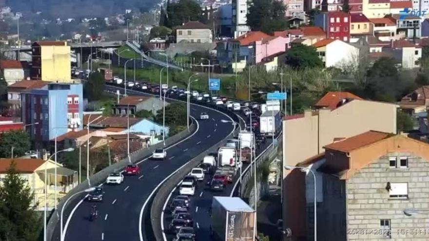 Retención kilométrica en la AP-9 por un accidente en los túneles de A Madroa