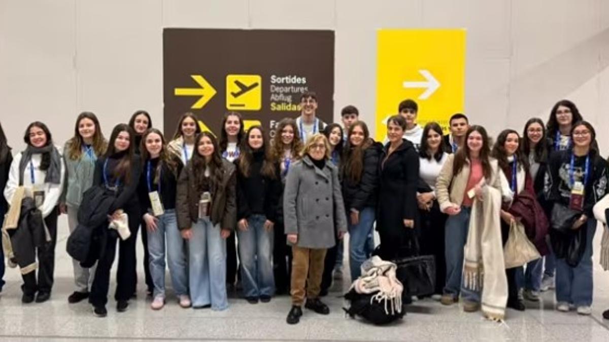 La directora general de Planificación y Ordenación Educativa, Catalina Ginart, con los alumnos becados