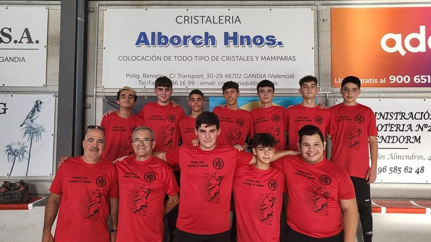 Los juveniles de la UE Llocnou con su entrenador y uno de los patrocinadores