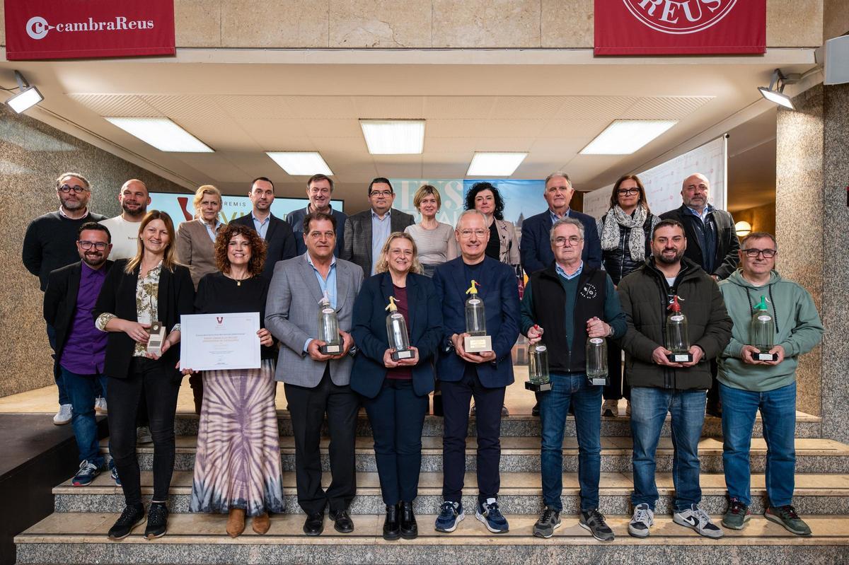 Foto de familia con todos los galardonados en esta edición de los premis Vinari.