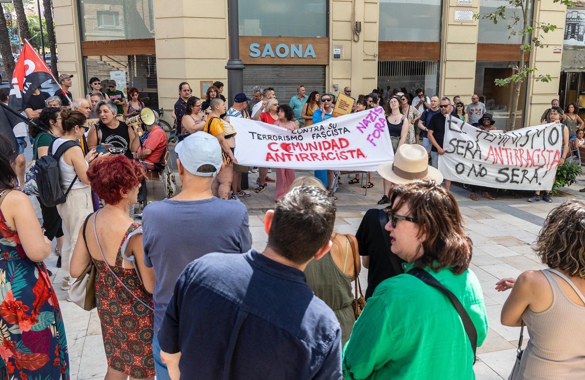 Un momento de la concentración contra el racismo en Alicante