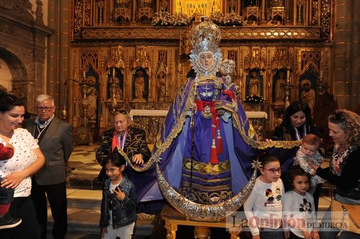 Los niños pasan por el manto de la Fuensanta